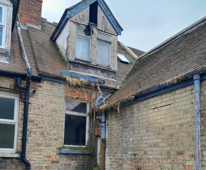 An image of an unkempt derelict exterior of a house in Folkestone (Radnor Park Crescent)